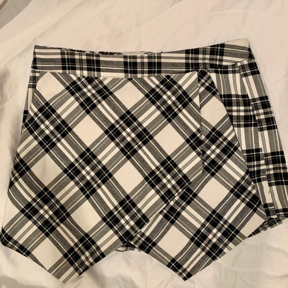 Parisian Collection black & white plaid skirt